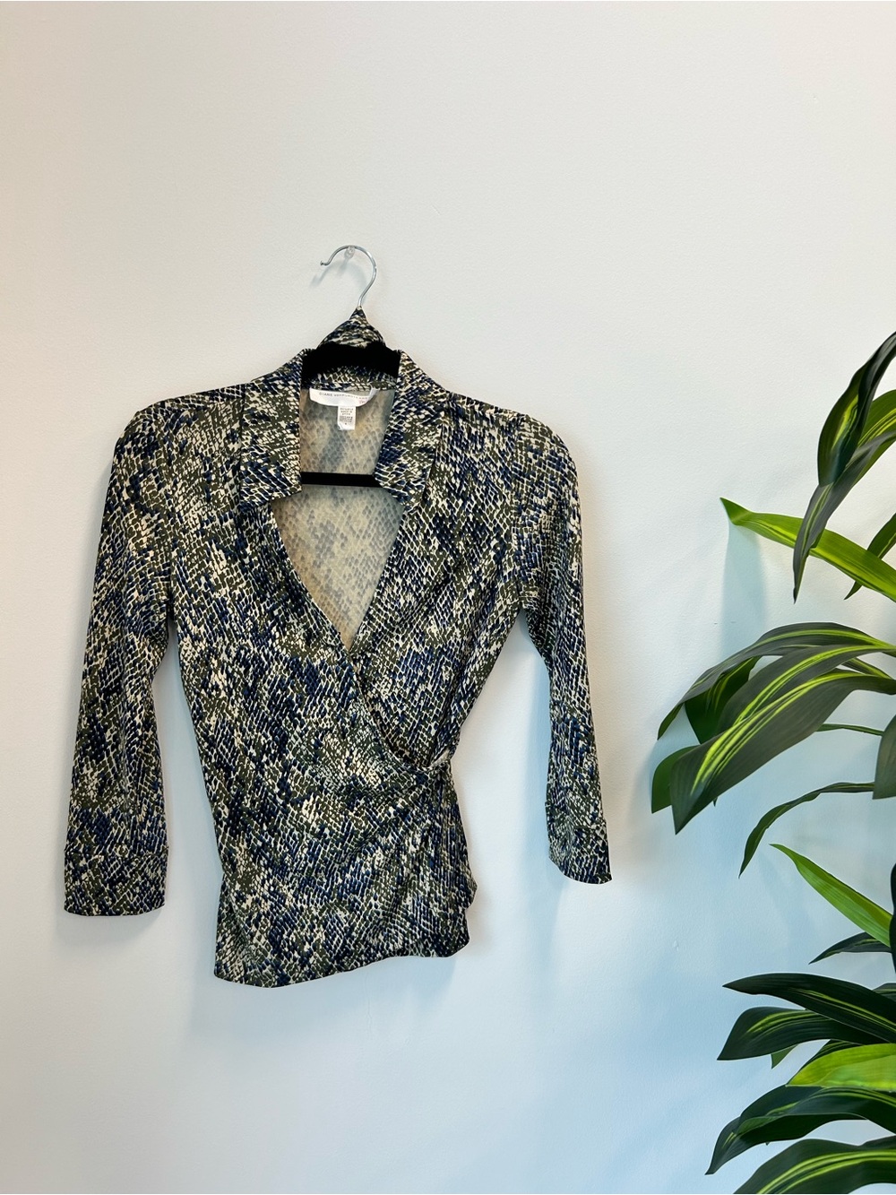 Stunning Diane von Furstenberg Wrap Top size - 4